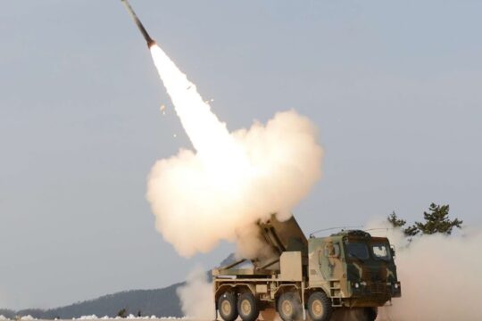 Estonia pairs South Korea’s Chunmoo launchers with U.S. HIMARS amid NATO front-line buildup.